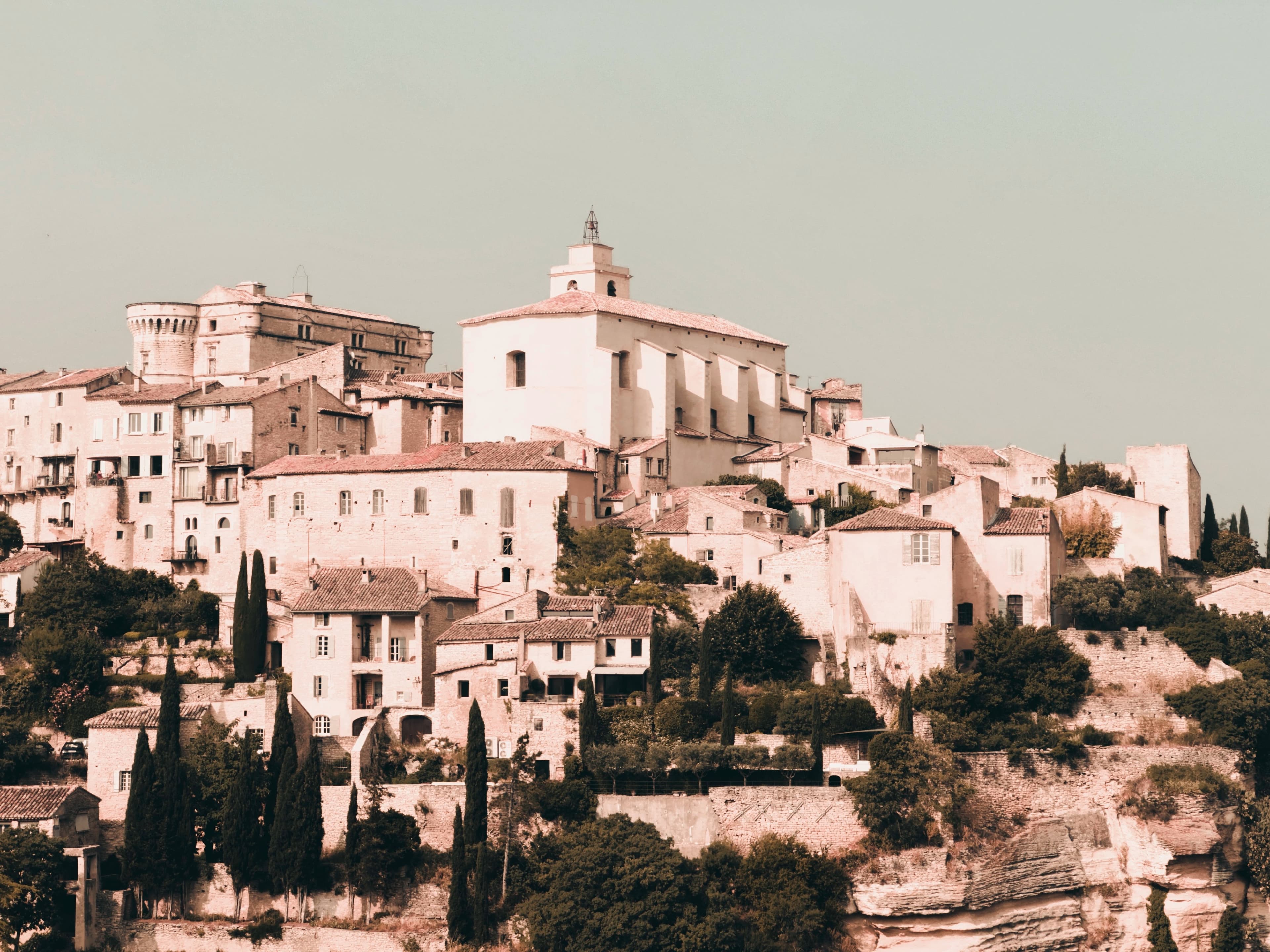 Village perché de Gordes dominant la plaine du Luberon
