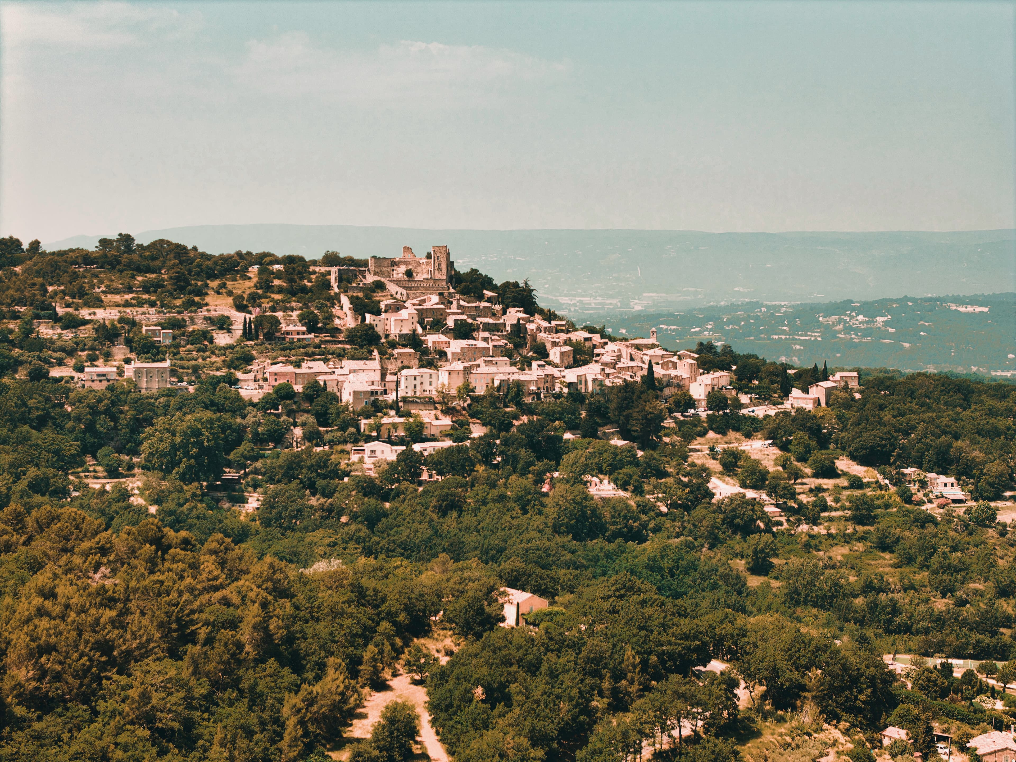 Ruines du château de Lacoste dominant le Petit Luberon