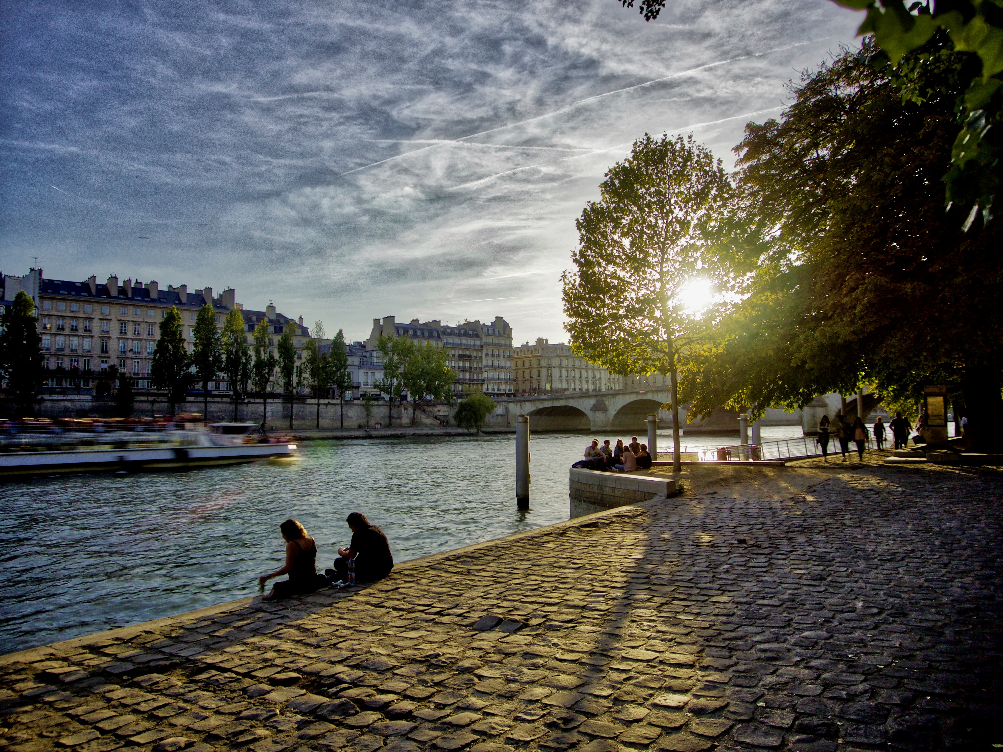 Berges de Seine au lever du soleil avec vue sur la Tour Eiffel