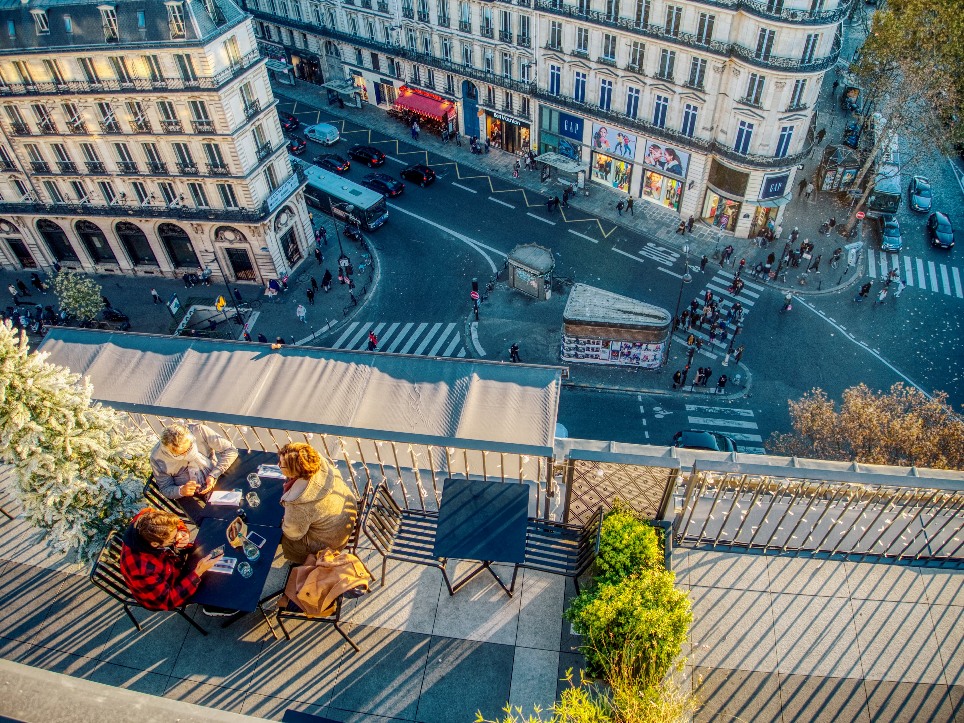 Façades haussmanniennes à la hauteur de l'Opéra Garnier au crépuscule