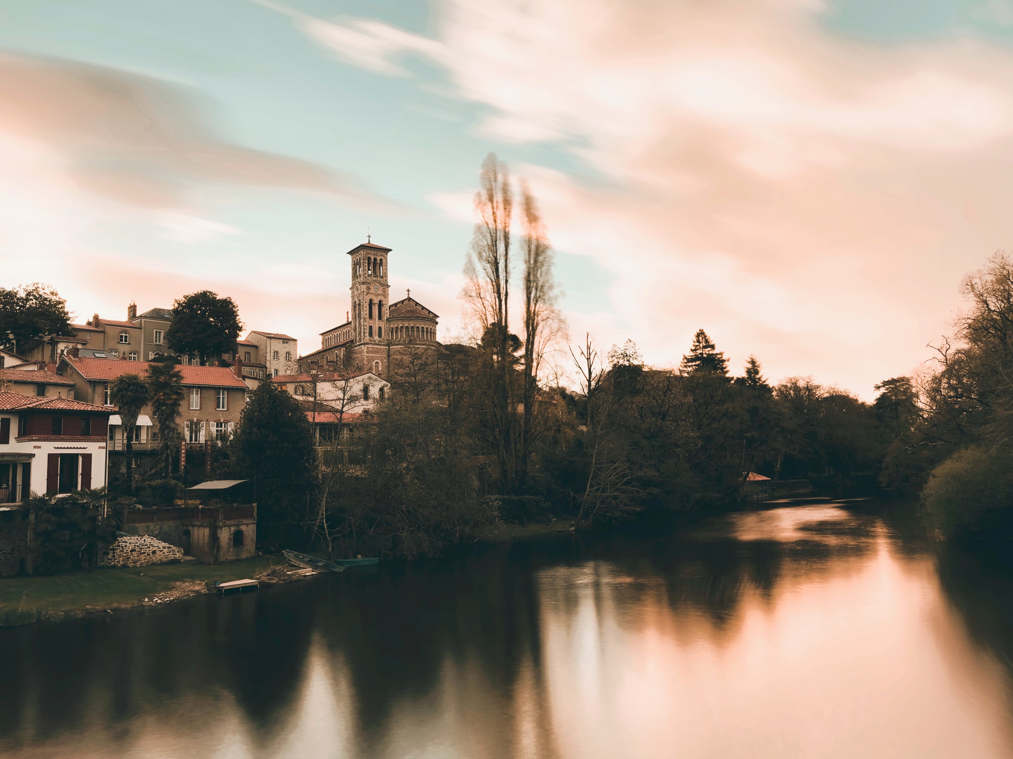 Vue sur le château et la Sèvre Nantaise à Clisson