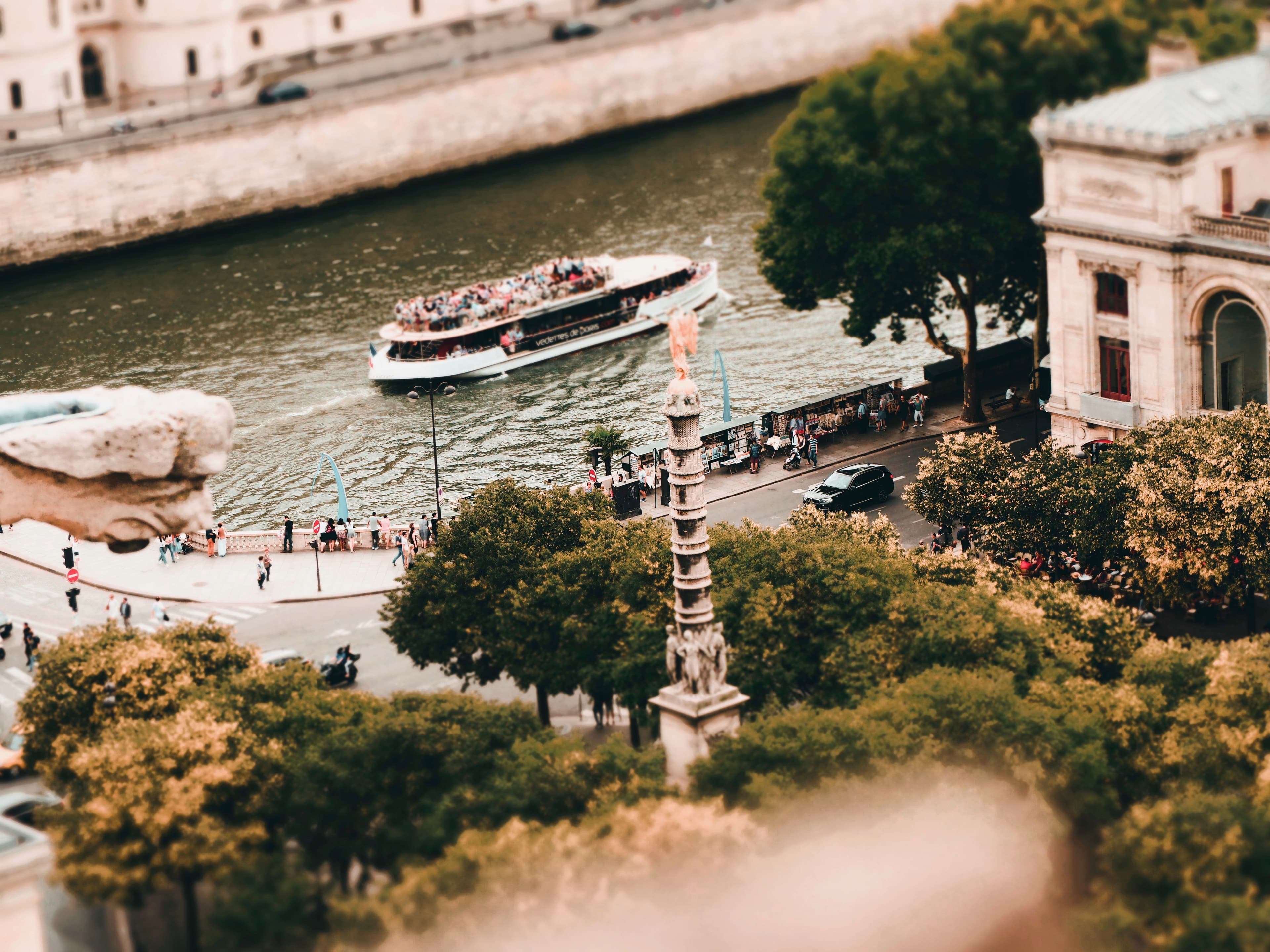 Berges de Seine au lever du soleil avec vue sur la Tour Eiffel