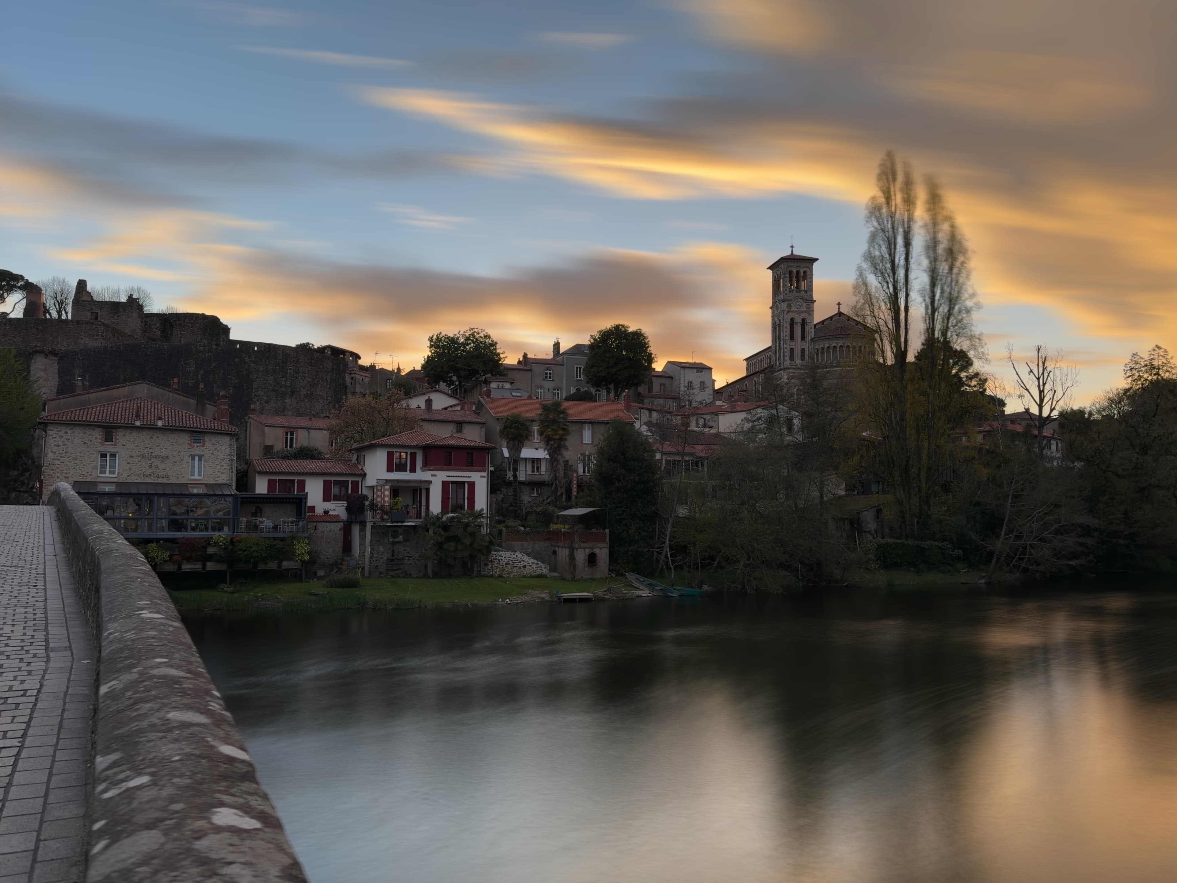 Vue sur le château et la Sèvre Nantaise à Clisson