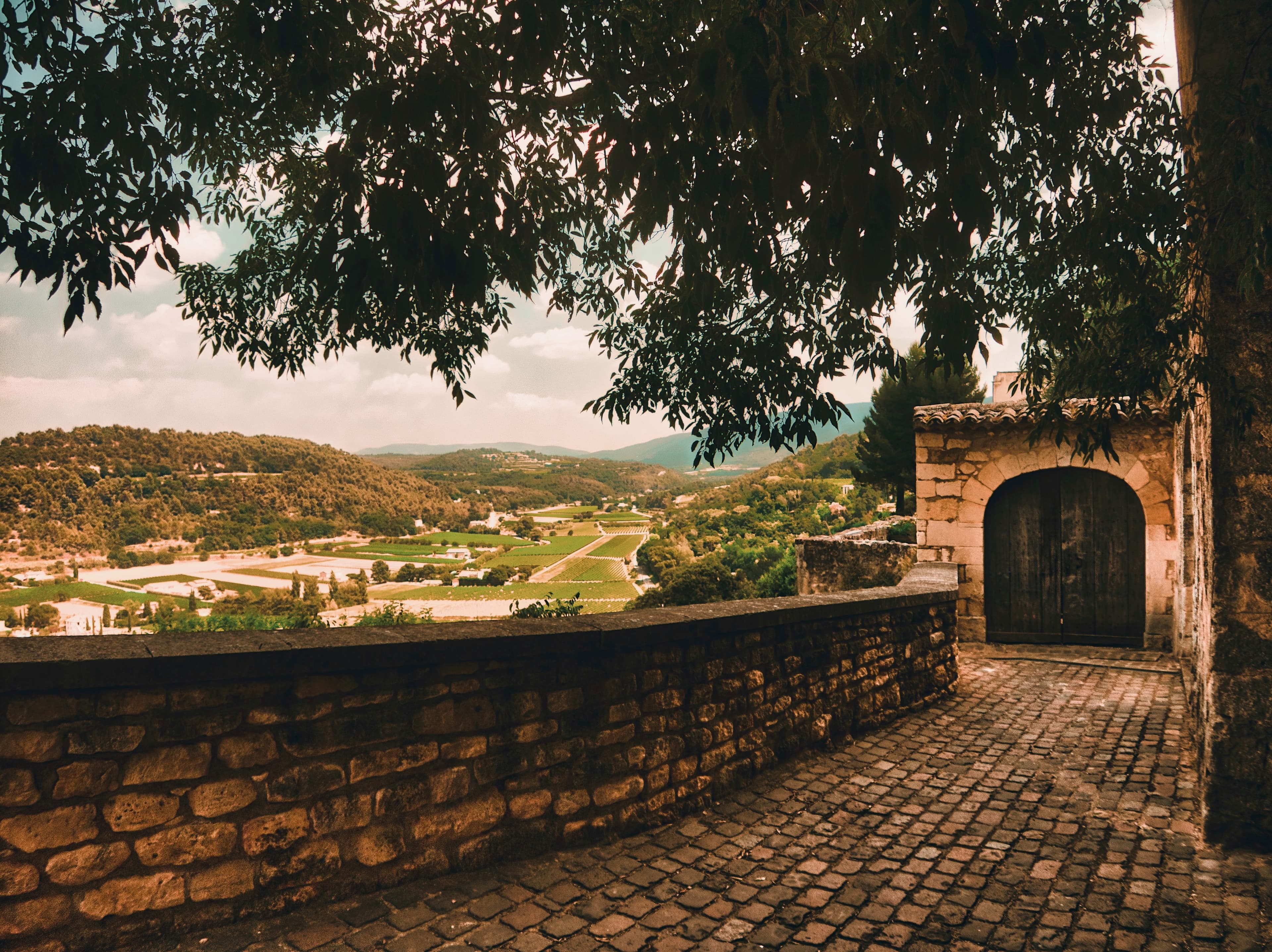 Village de Ménerbes perché sur son éperon du Petit Luberon