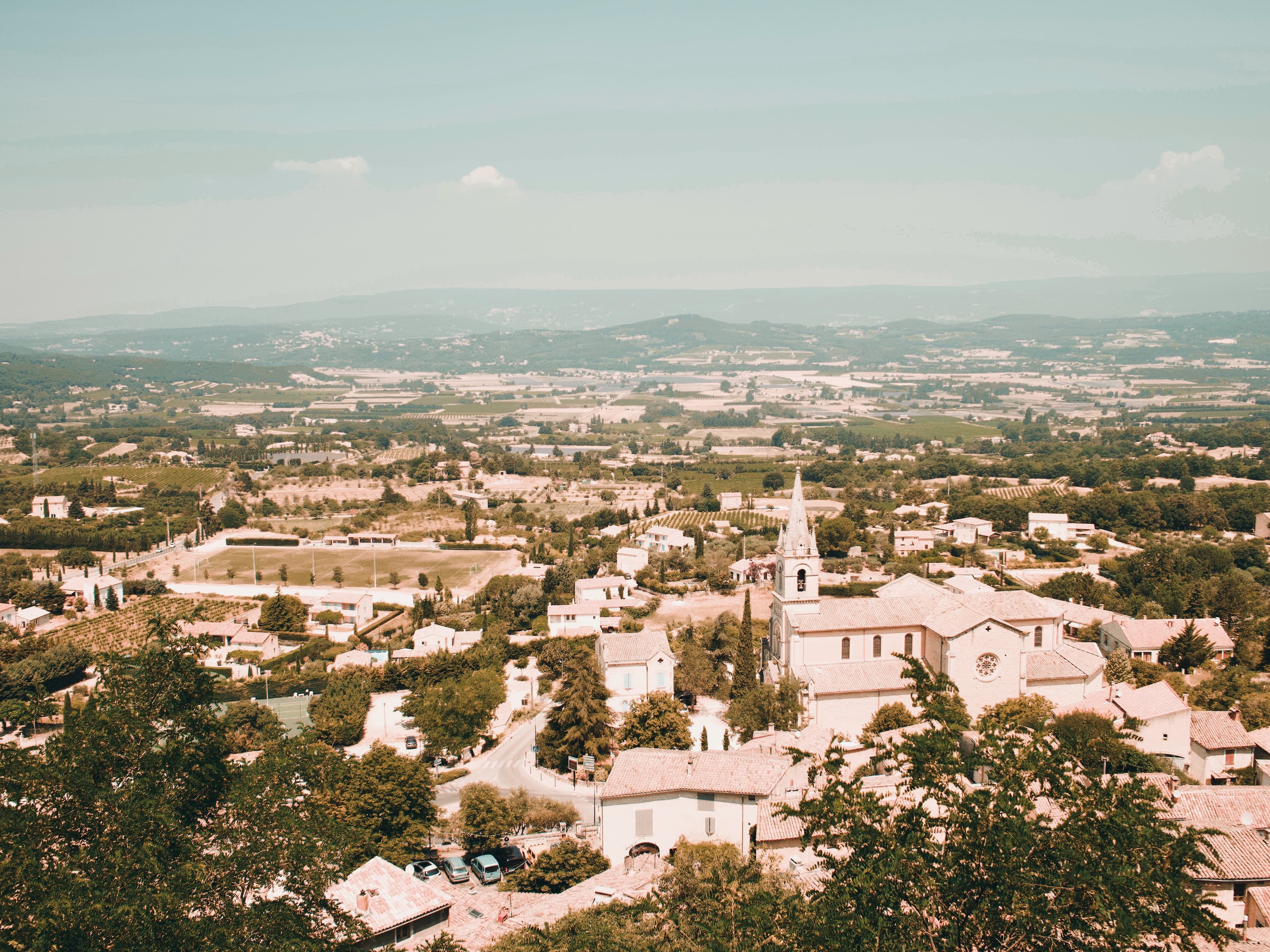 Village de Bonnieux étagé entre la Vieille Église et la place Carnot