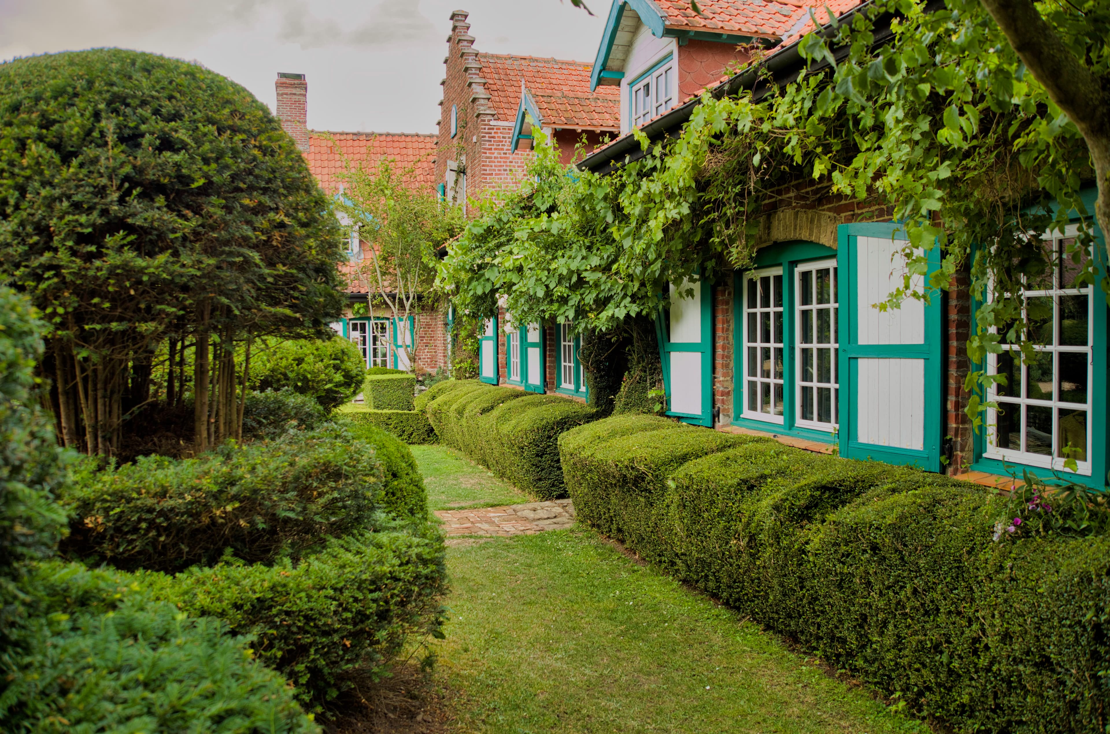 Vue depuis le jardin du Mont Cassel sur la plaine flamande au coucher du soleil avec la statue équestre du Maréchal Foch en silhouette