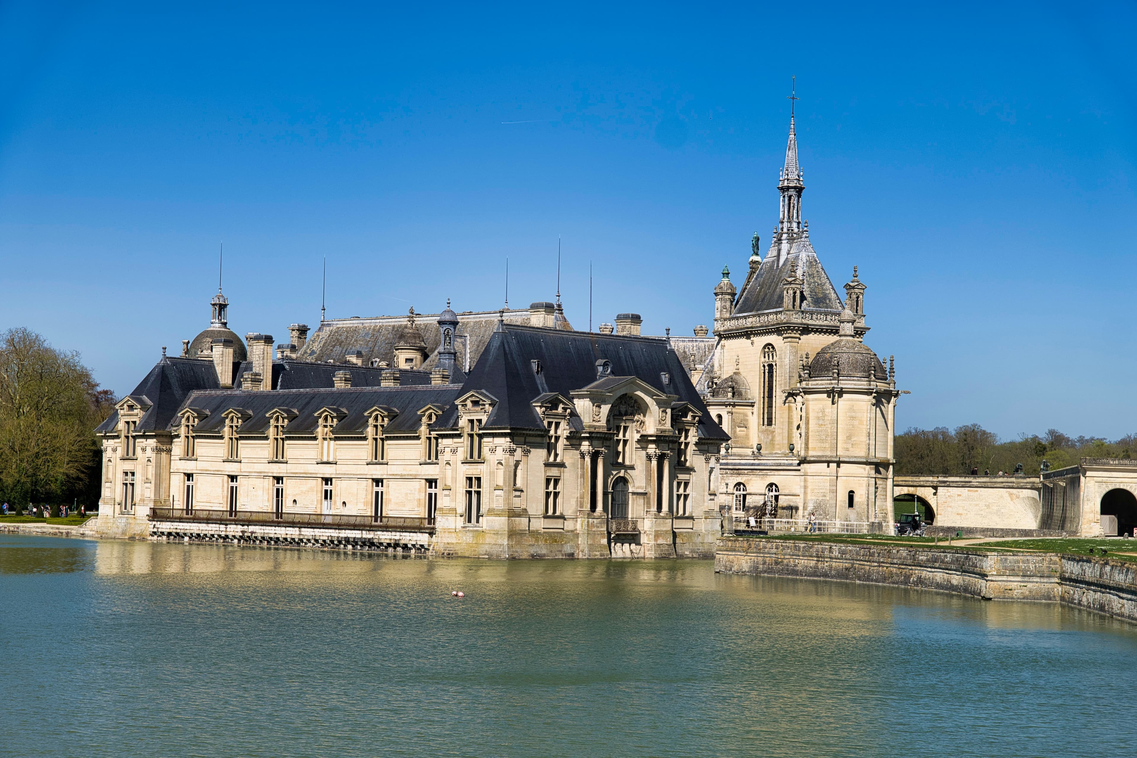 Façade du Château de Chantilly reflétée dans le miroir d'eau