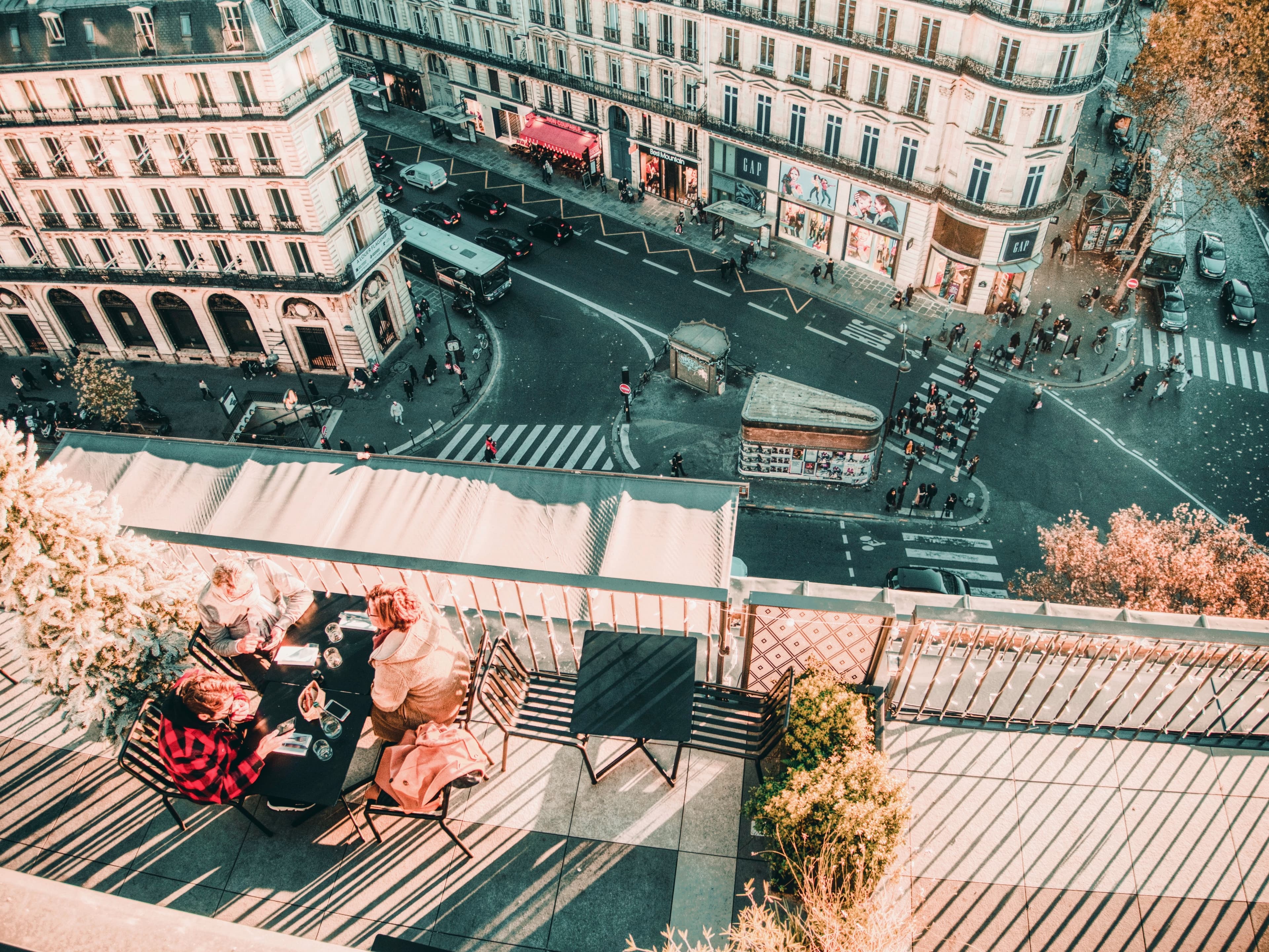 Façades haussmanniennes à la hauteur de l'Opéra Garnier au crépuscule