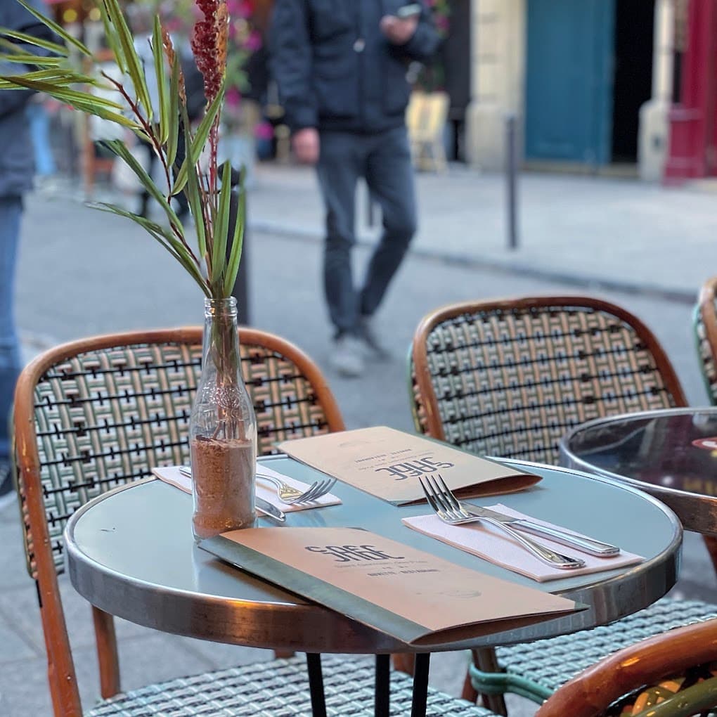 Terrasse du Café Jade rue de Buci en matinée