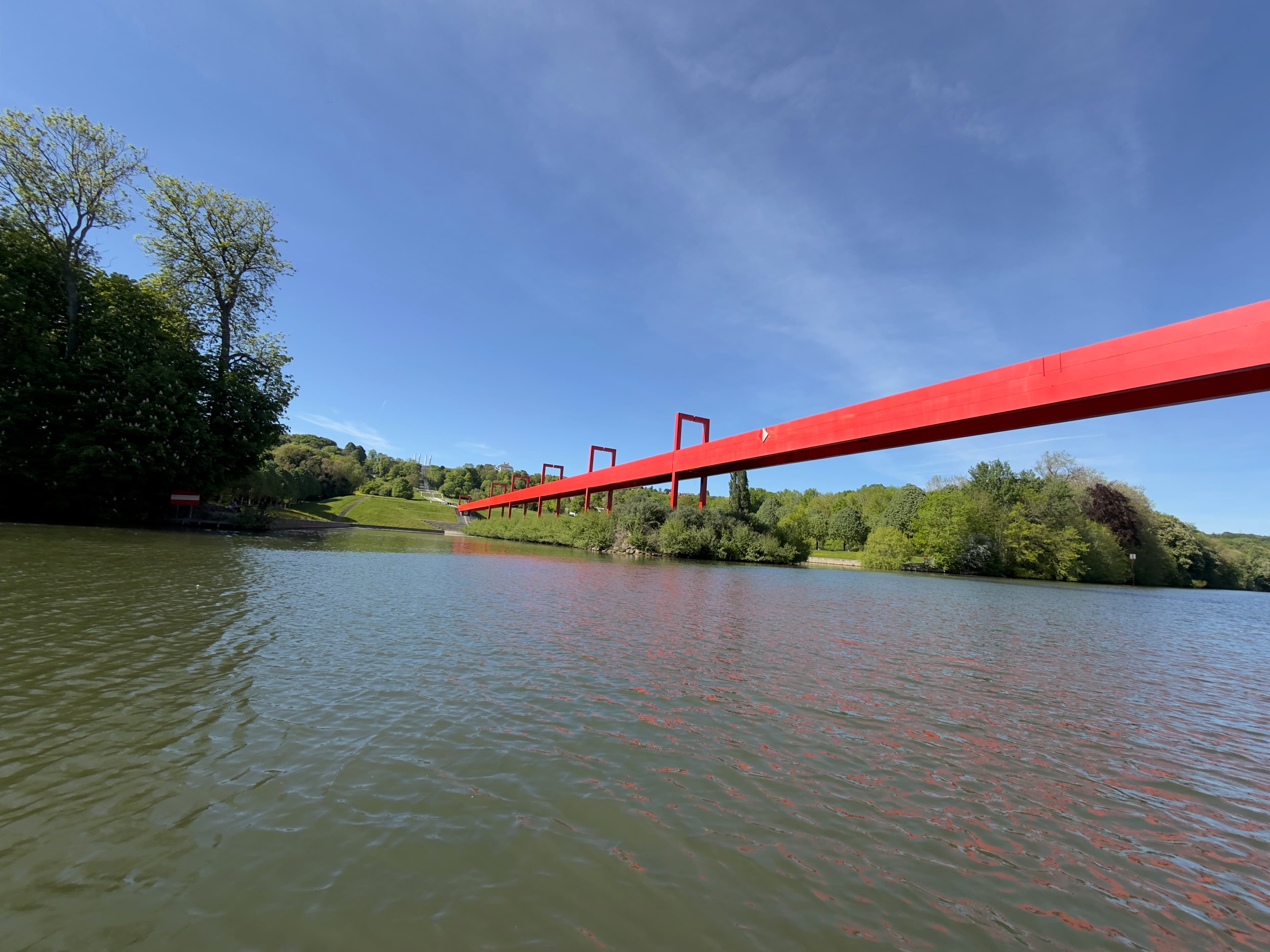 Le pont rouge de l'axe majeure à Cergy
