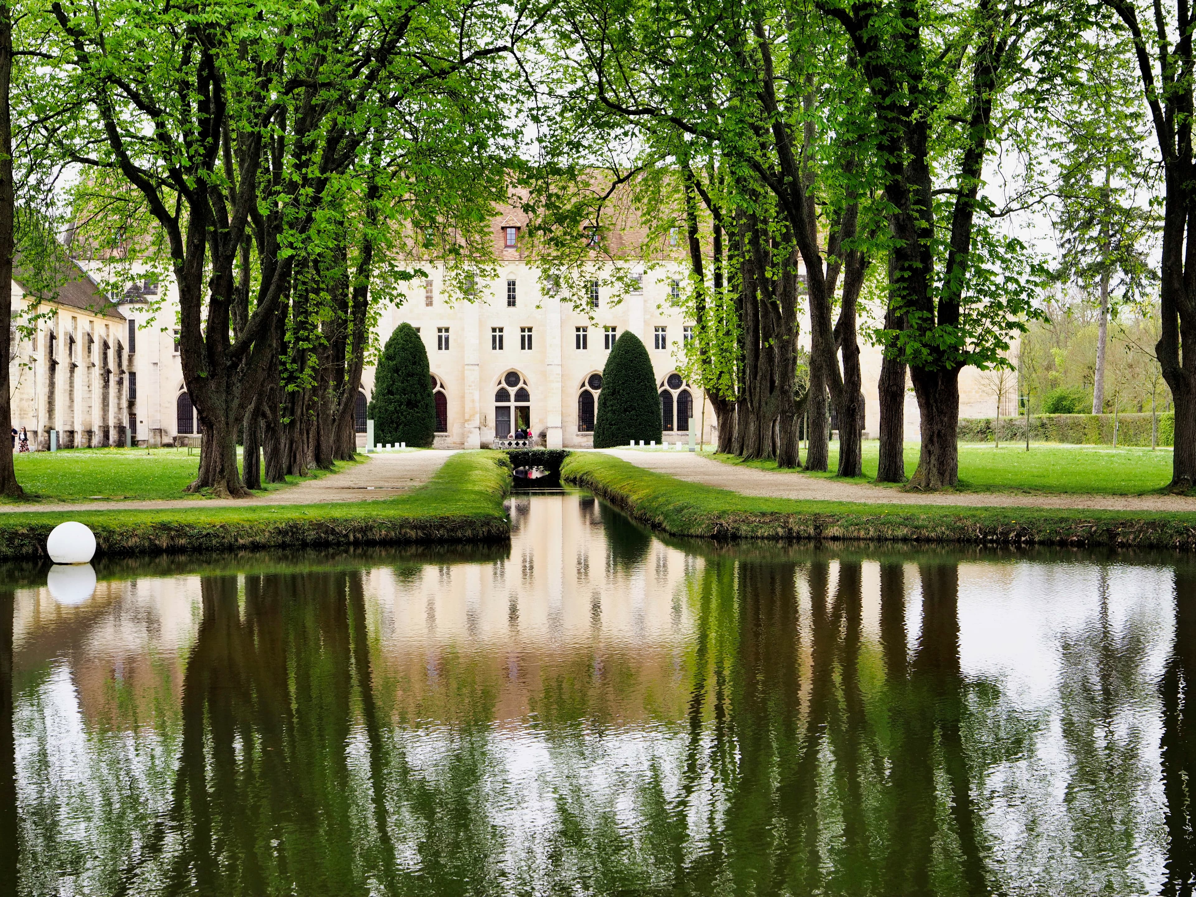 Cloître de l'abbaye de Royaumont avec son canal central