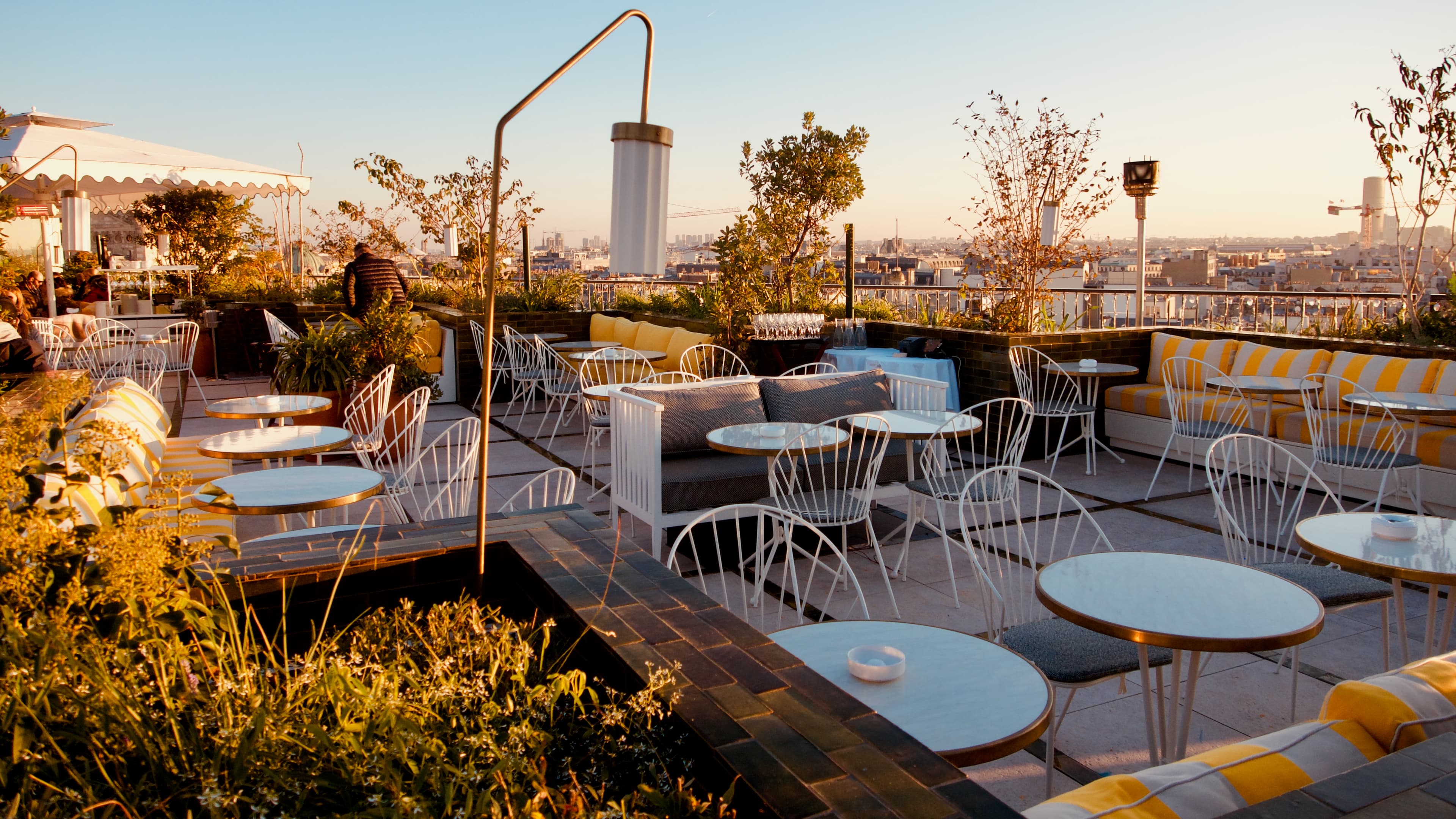 Terrasse végétale du rooftop Perruche avec vue sur l'Opéra Garnier