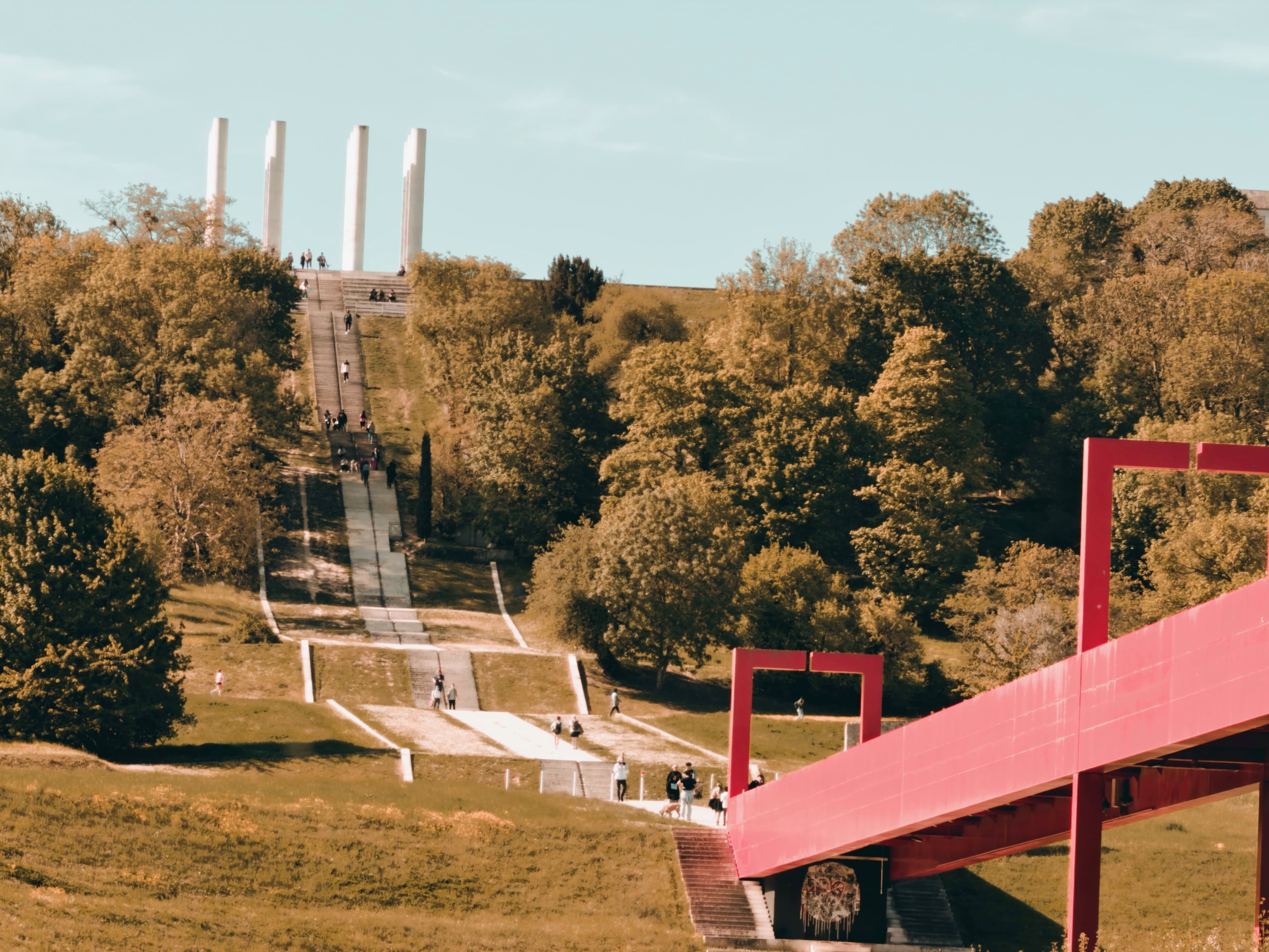 Le pont rouge de l'axe majeure à Cergy