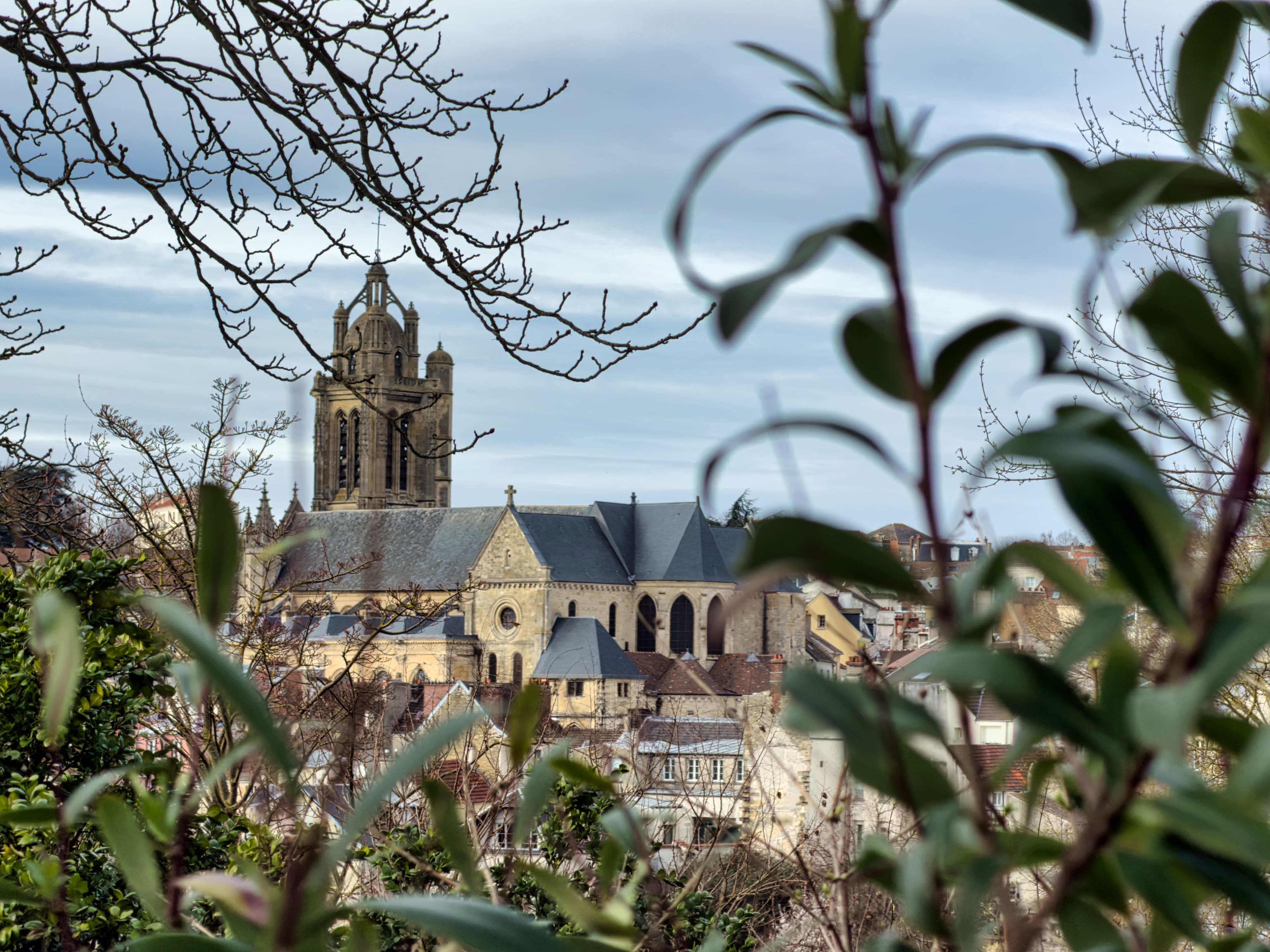 Vue de la cathédrale Saint-Maclou surplombant les toits de Pontoise