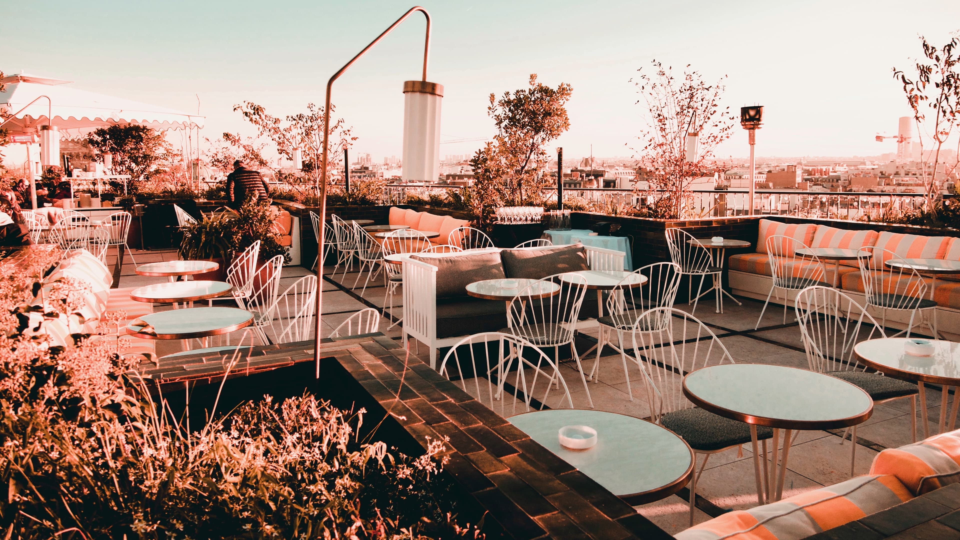 Terrasse végétale du rooftop Perruche avec vue sur l'Opéra Garnier