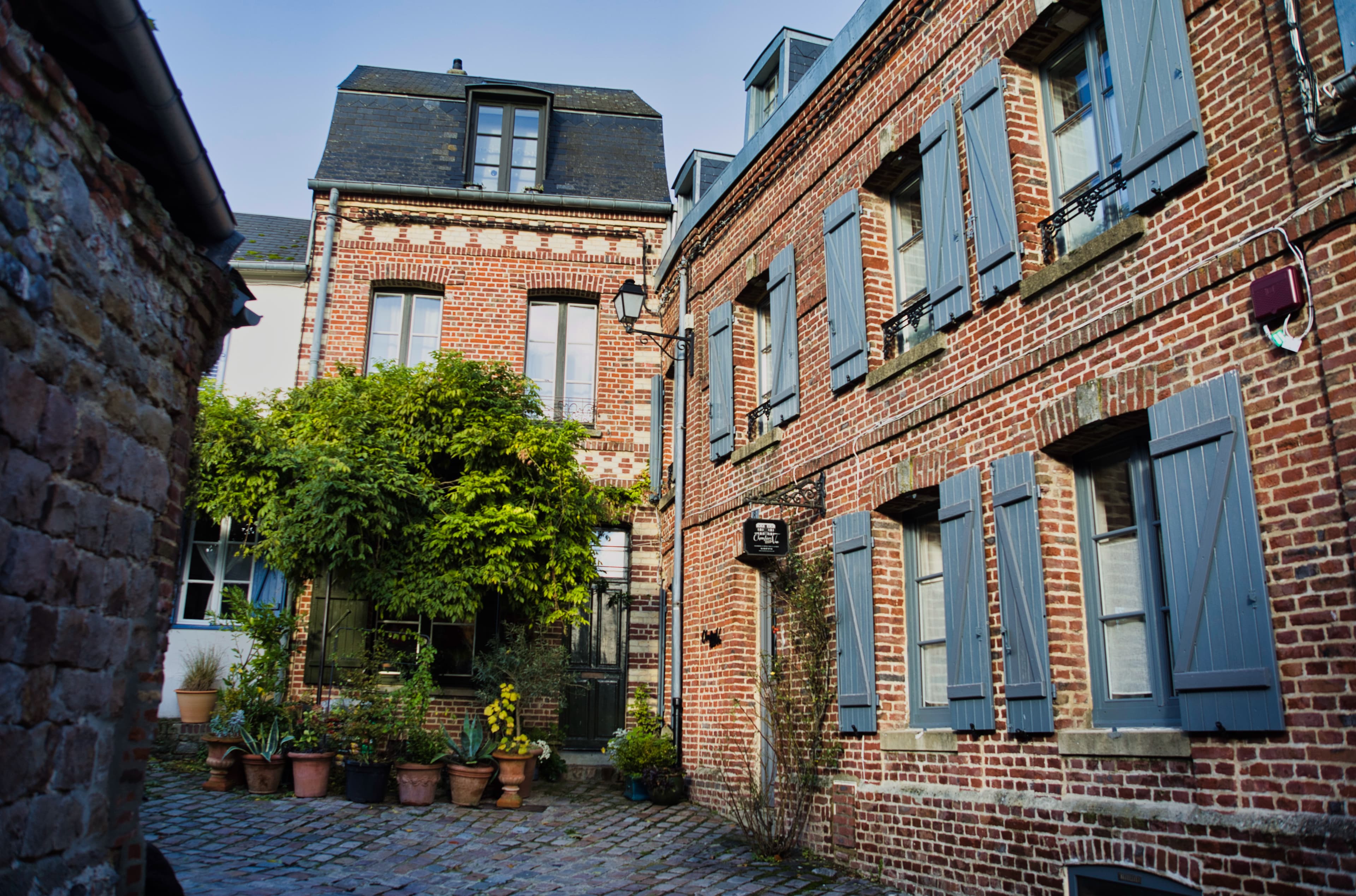 Façade colorée d'une maison de la ville haute de Saint-Valéry-sur-Somme avec vue sur la baie