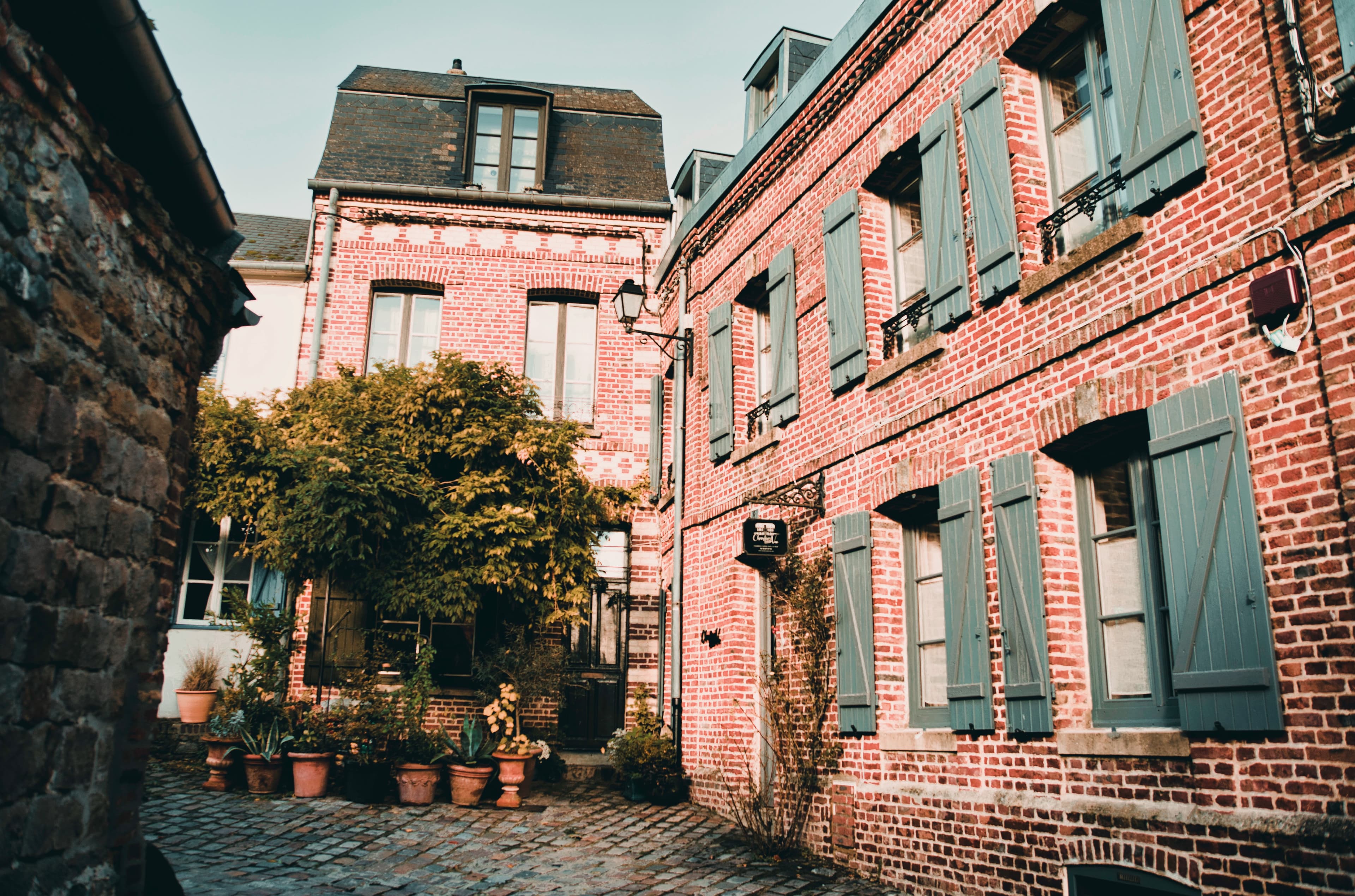 Façade colorée d'une maison de la ville haute de Saint-Valéry-sur-Somme avec vue sur la baie